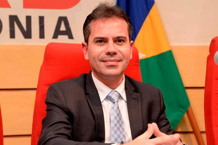 “Hora de juntar os cacos”, por Andrey Cavalcante