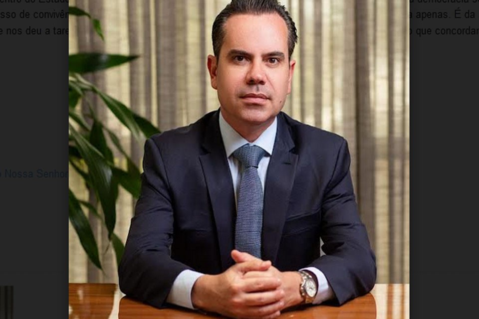Uma voz unissonante - Por Andrey Cavalcante