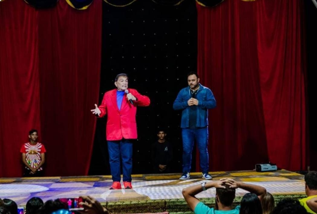 Aos 86 anos, "trapalhão" Dedé Santana faz cinco apresentações em circo no interior de Rondônia