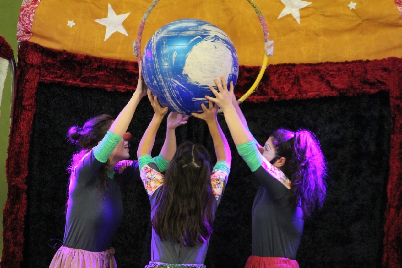Peça circense “Tem Palhaço Que Desperdiça Água” do Circo Teatro Sem Lona se apresenta em Buritis e Ariquemes