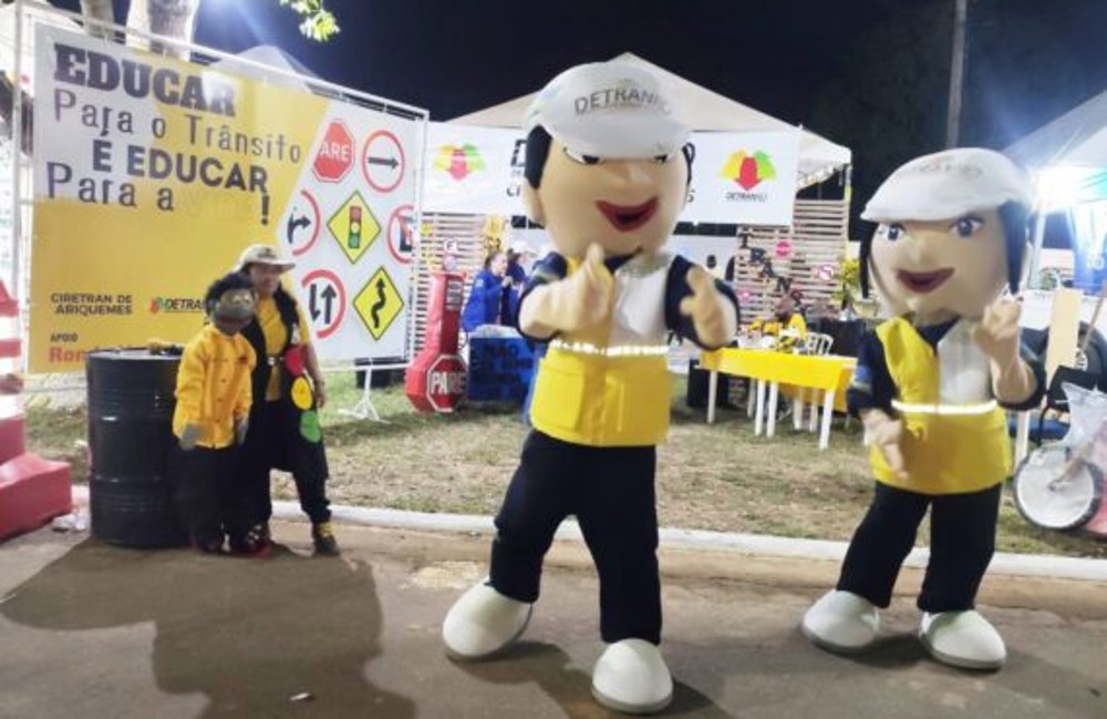 Crianças e adultos participam de ações educativas e interativas do Detran durante a 38ª Expoari