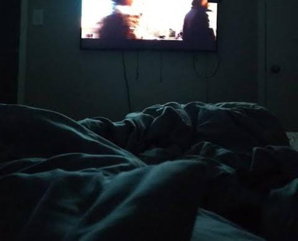 Esposa aceita ir para cama com o amigo do marido enquanto ele assiste