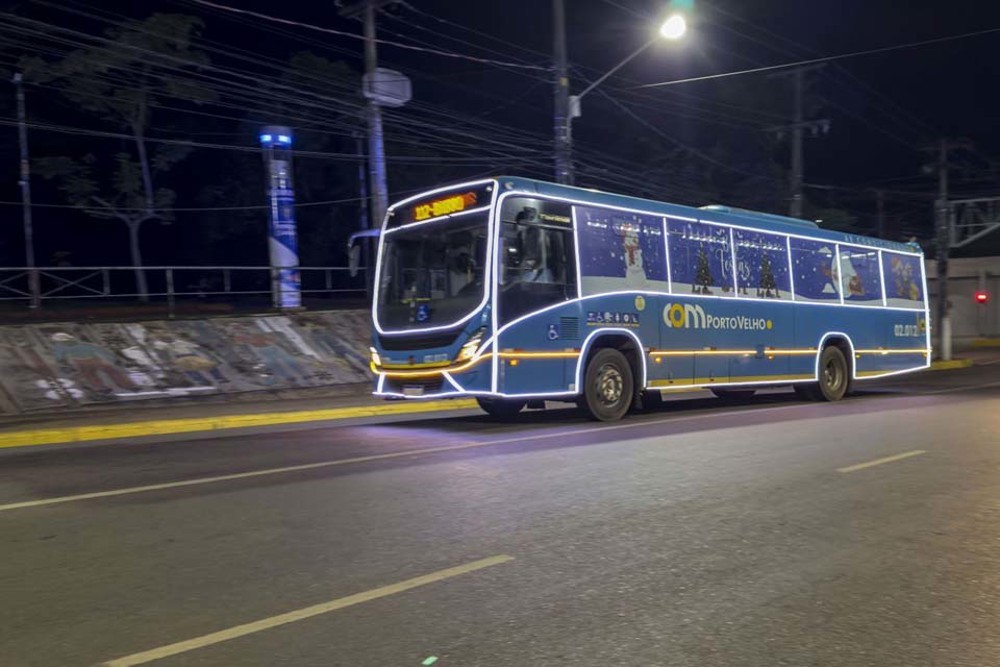 Ônibus com iluminação de LED especial levam o espírito natalino para os bairros de Porto Velho