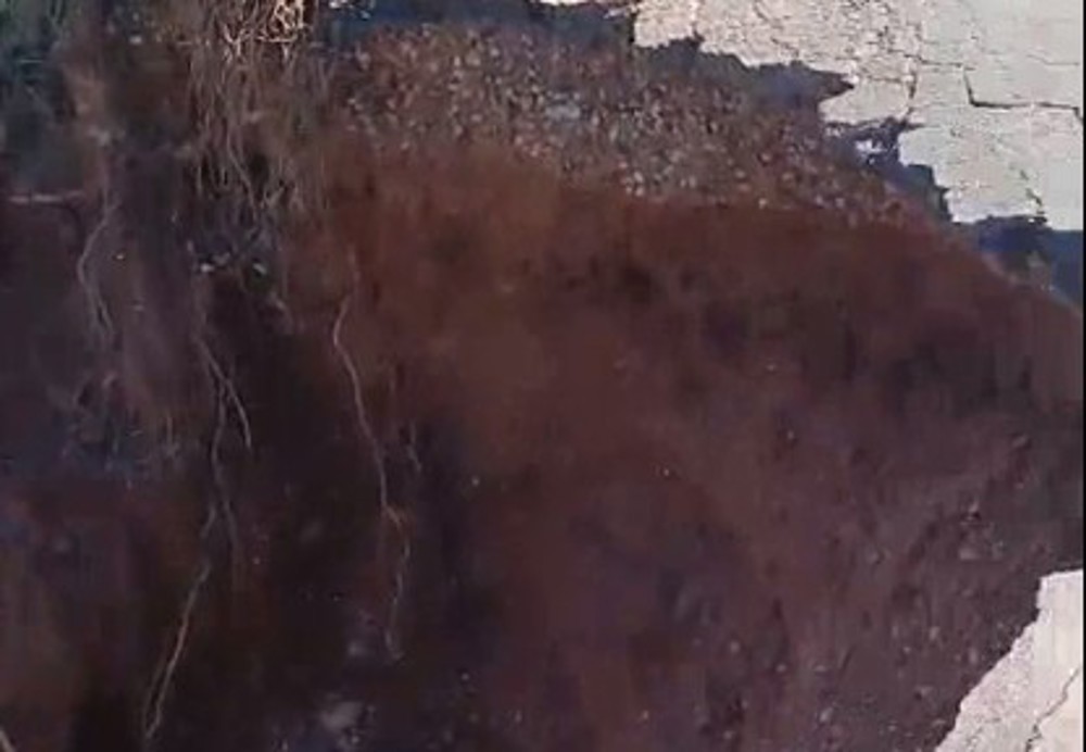 Bombeiro alerta motoristas sobre cratera em rodovia na BR-435
