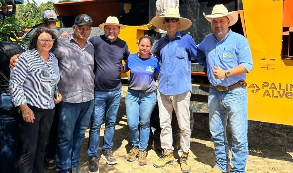 Cirone em Machadinho entrega colheitadeira e ressalta a relevância da Rondônia Rural Show