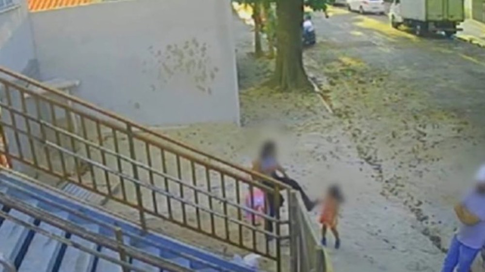 Vídeo: mãe agride a própria filha com chute na cabeça no meio da rua