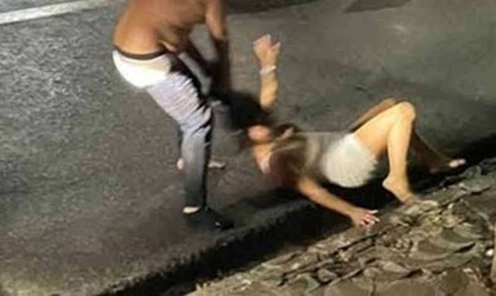 Homem bate cabeça da namorada contra parede e a arrasta pelos cabelos
