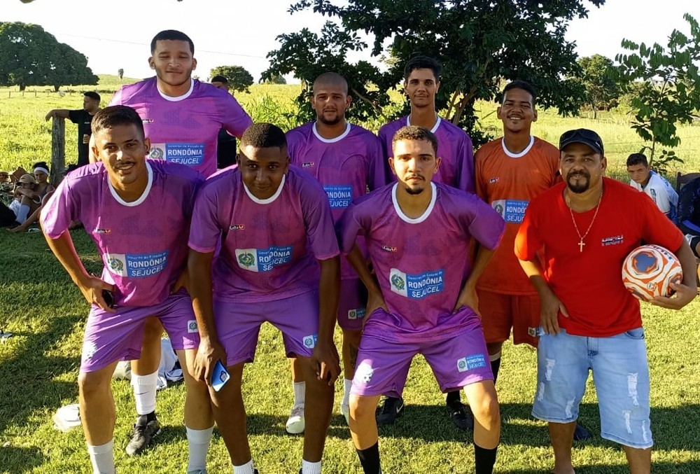 Atletas de Teixeirópolis e Urupá são beneficiados com uniformes e materiais esportivos