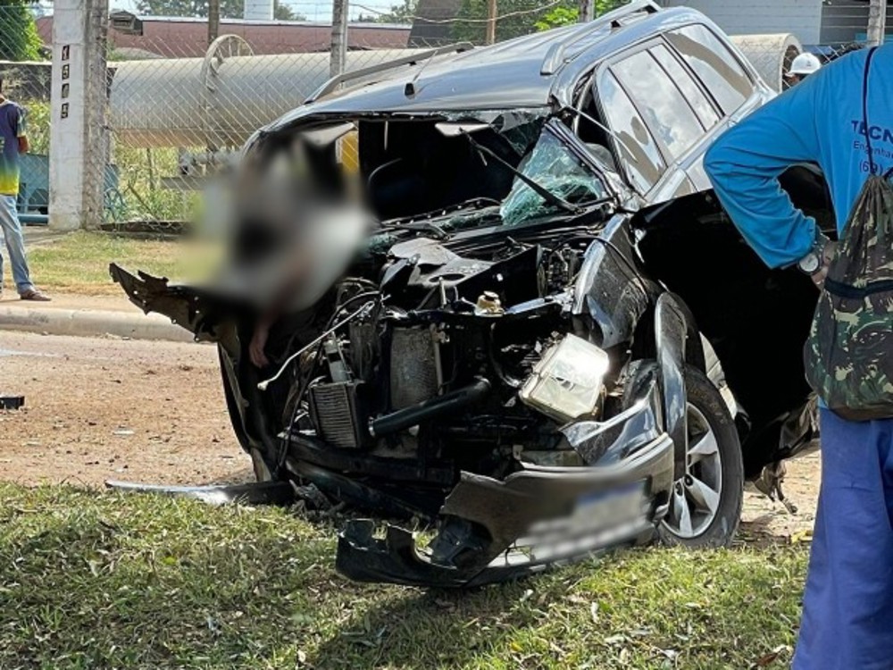 Ariquemes: Motorista morre após colidir caminhonete em árvore; veja vídeo