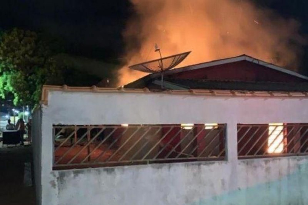 Casa é atingida por incêndio que pode ter origem criminosa, em Costa Marques