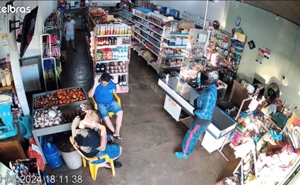 Vídeo: Ladrão rouba dono de mercado e cliente em Ouro Preto do Oeste