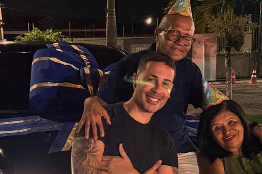 Carlinhos Maia presenteia o pai com carro de Luxo: “Finalmente quis algo”