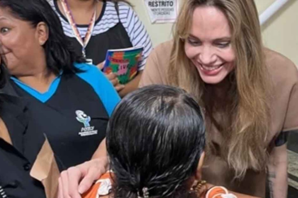 Angelina Jolie apoia causas humanitárias em visita a ONG de imigrantes e refugiados em São Paulo