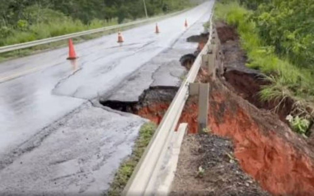 Erosão avança sobre a pista, interditando rodovia que liga RO a Cuiabá; sem previsão de liberação