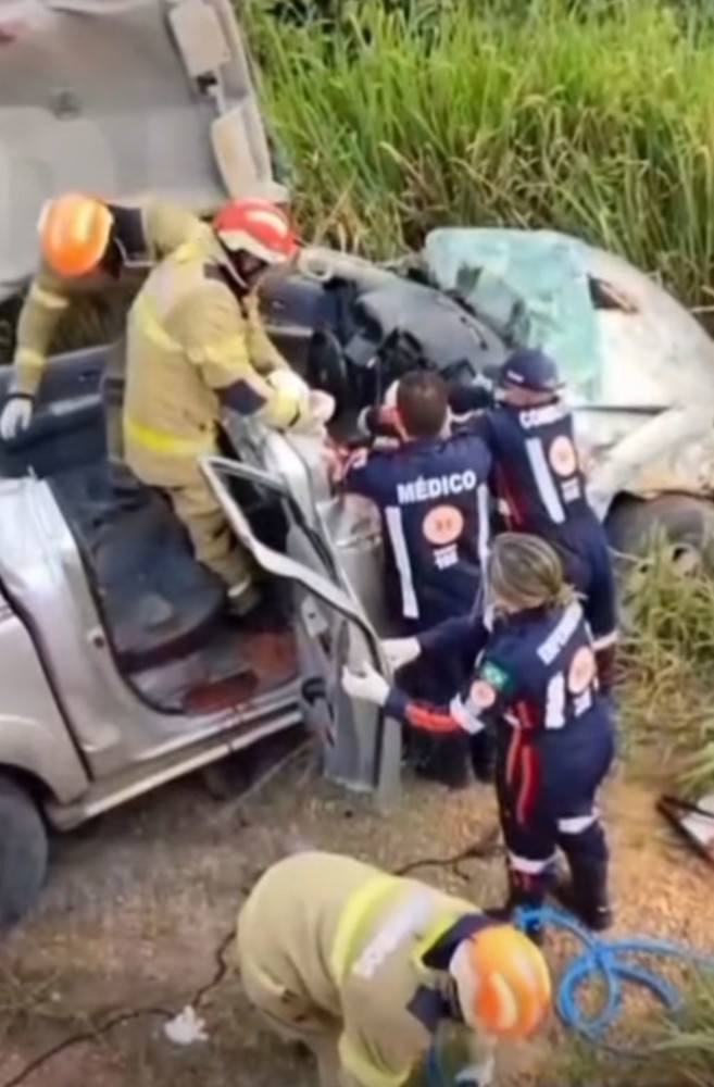 Buraco na pista provoca capotamento e deixa duas pessoas feridas na BR-421, próximo a Monte Negro