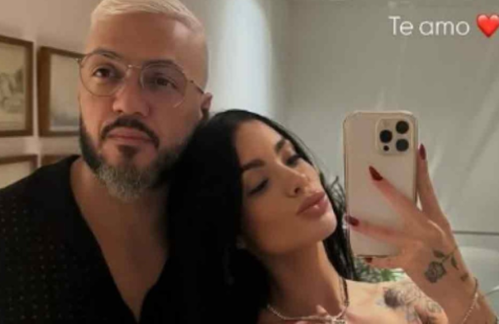 Belo surge com nova namorada em clima de romance: “Te amo”