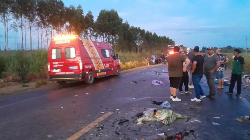 Grávida, médica e outras duas pessoas morrem em acidente entre ambulância e carreta na BR-364