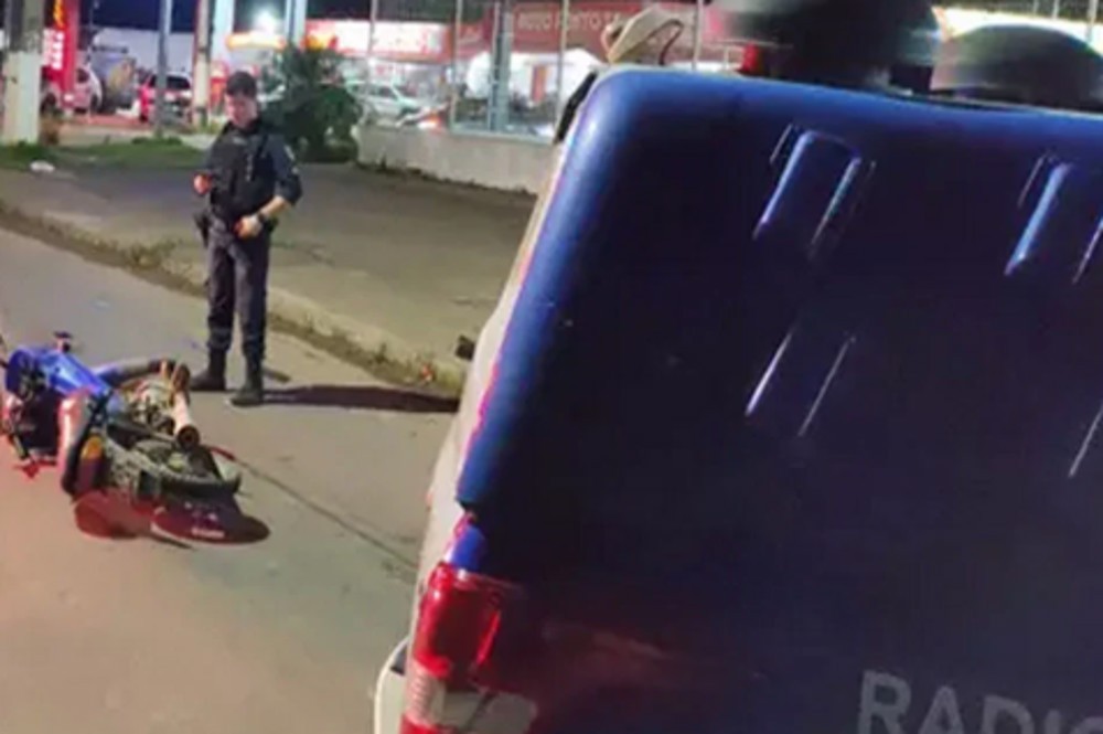 Motociclista com sintomas de embriaguez e sem habilitação causa cidente