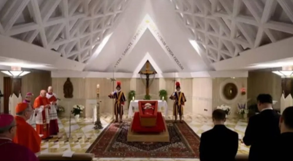 Vídeo: Vaticano divulga primeiras imagens do papa Francisco no caixão