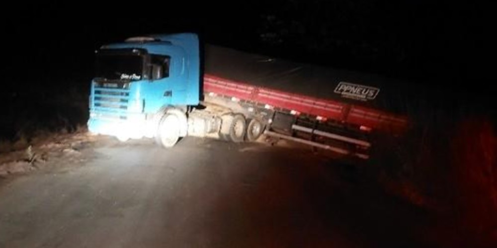 Carreta carregada de soja interdita rodovia RO-473, entre Teixeirópolis e Urupá