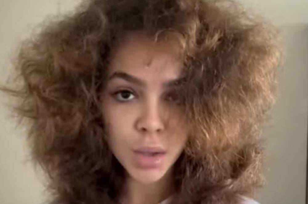Mel Maia exibe cabelo natural e incentiva seguidores: “Confiem no processo!”