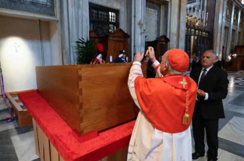 Cerca de 400 mil pessoas estiveram presentes no funeral do papa Francisco, dizem autoridades