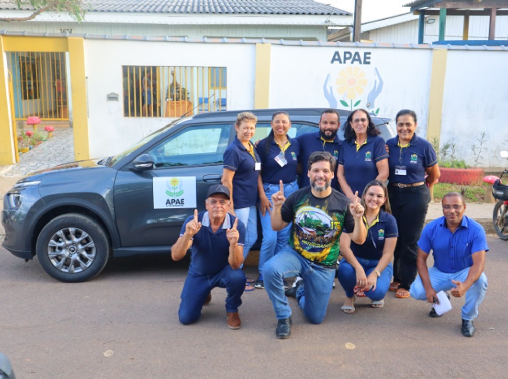 APAE de Alto Paraíso recebe veículo viabilizado por emenda do deputado Delegado Camargo