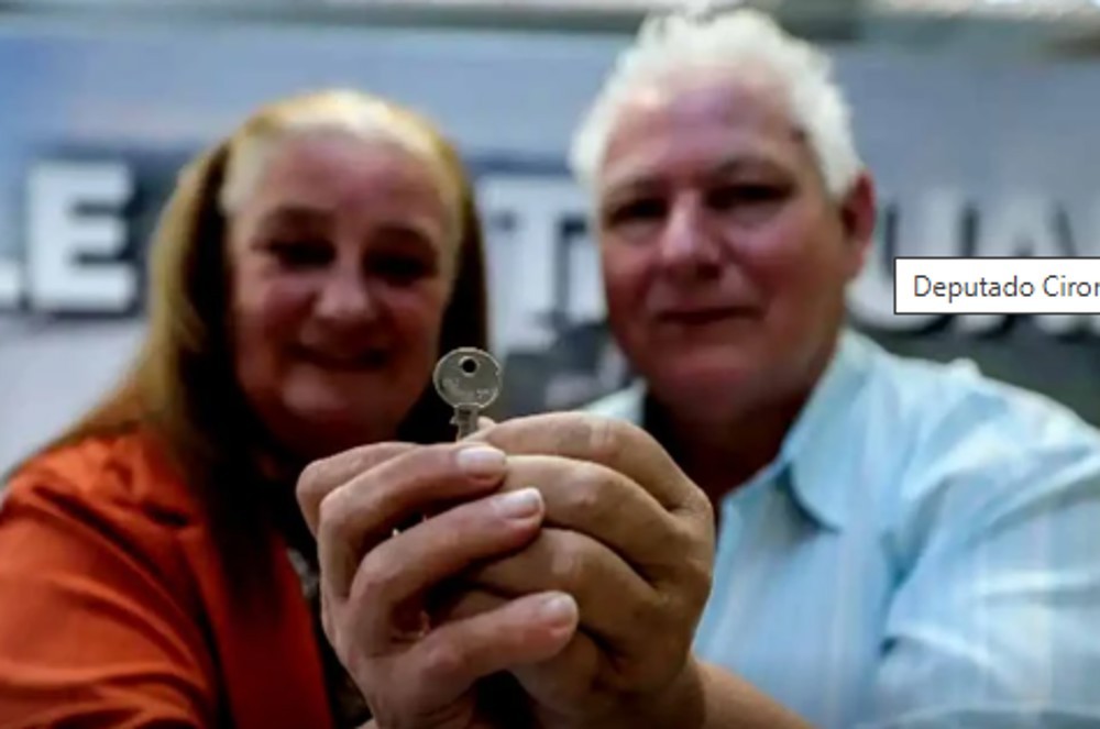 Um ano após enchentes, gaúchos celebram conquista de novas casas