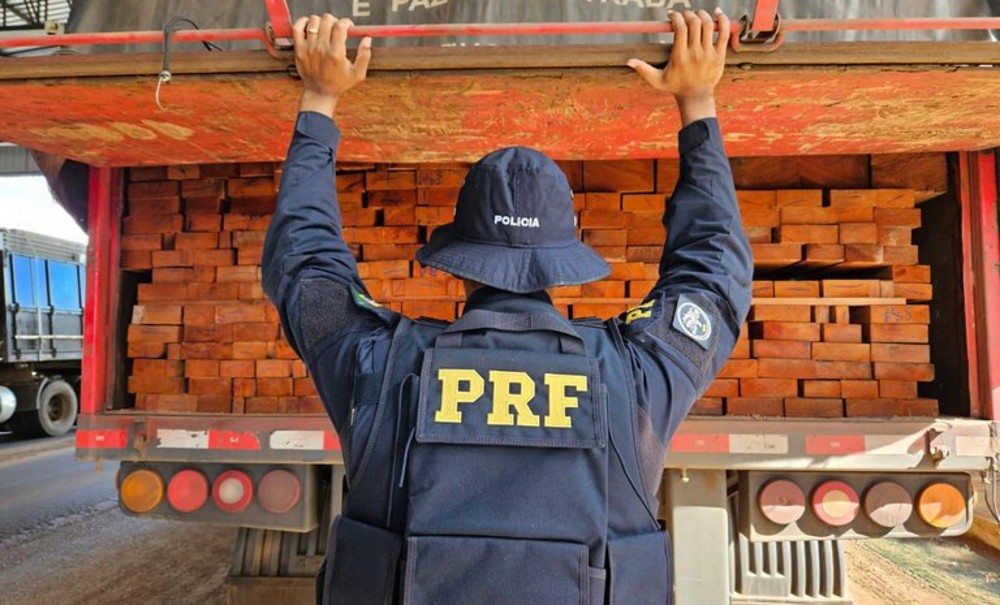 Polícia Rodoviária Federal em RO, no final de semana, apreendeu mais de 45 metros cúbicos de madeira
