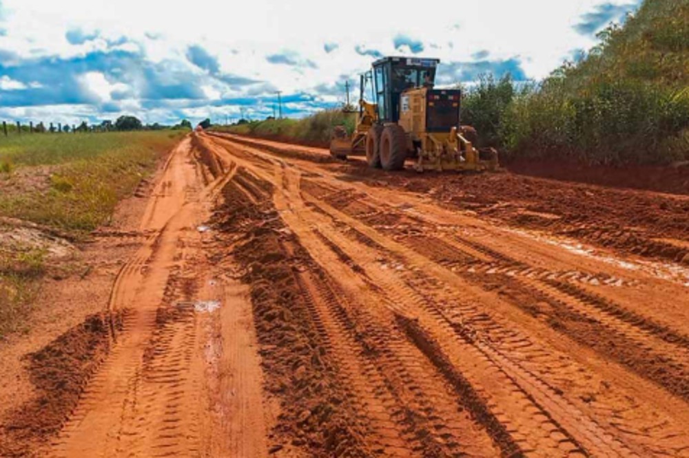 Obras avançam na RO-420 entre Buritis e Nova Mamoré com manutenção em toda a extensão da via