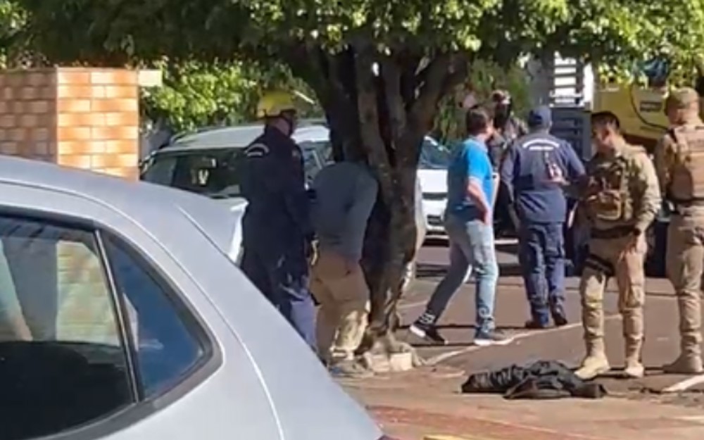 Homem embriagado prende a cabeça em tronco de árvore