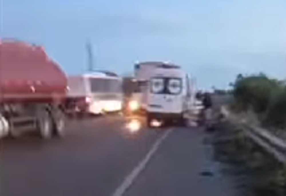 Acidente envolvendo ambulância e ônibus deixa morto e feridos na BR-364