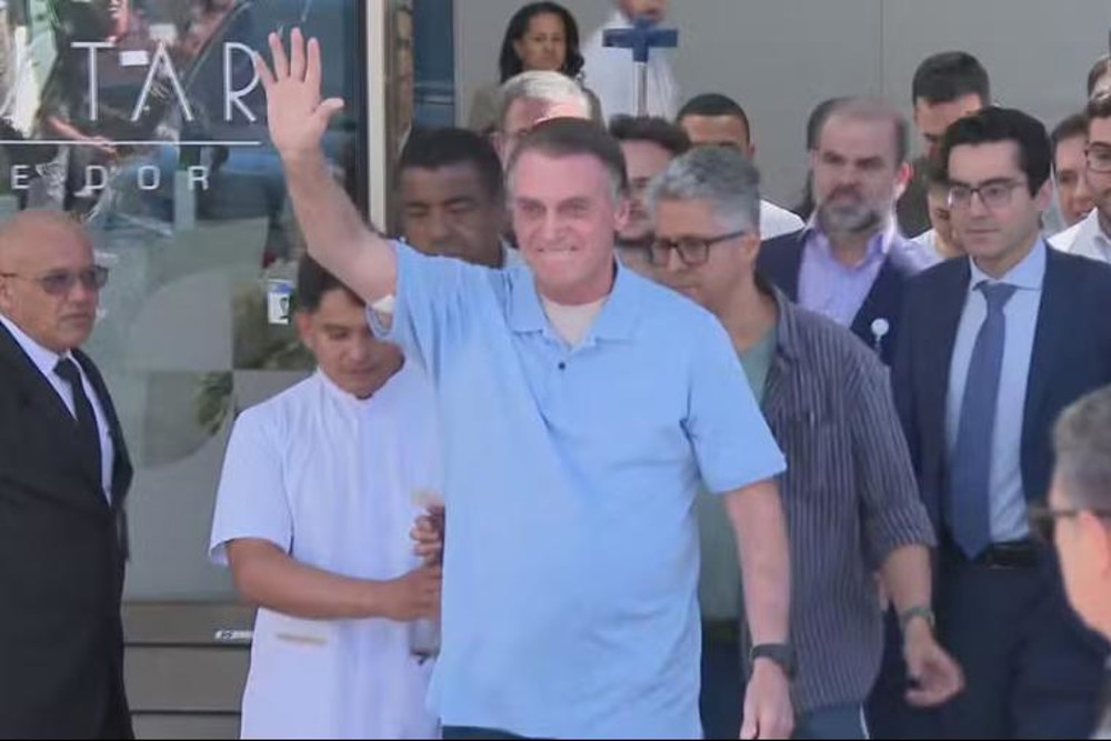 Bolsonaro recebe alta três semanas após passar por cirurgia no intestino