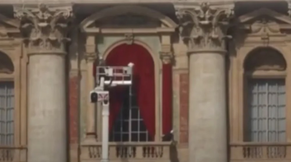 Cortinas vermelhas que revelarão novo papa são instaladas no Vaticano