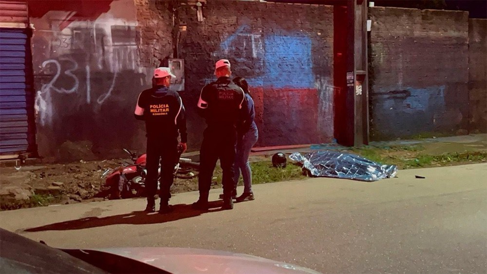Motociclista passa direto em curva e morre em acidente