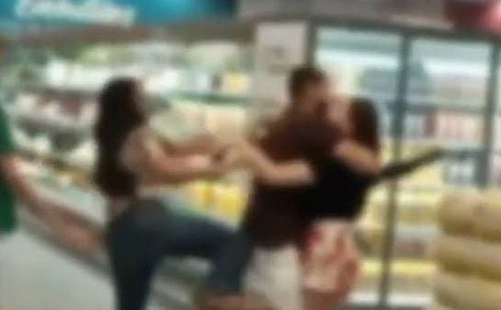 Mulher invade mercado e espanca funcionária por ciúmes do marido