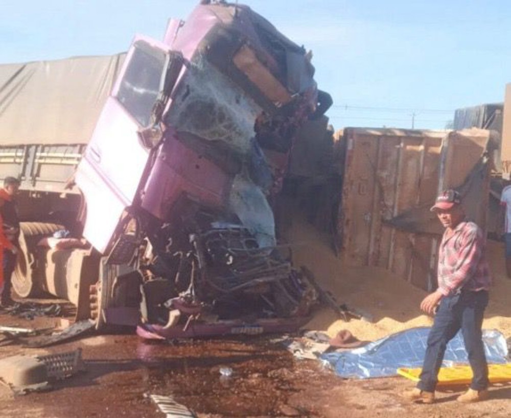 Motorista de carreta morre em grave acidente entre carretas na BR-364 em RO