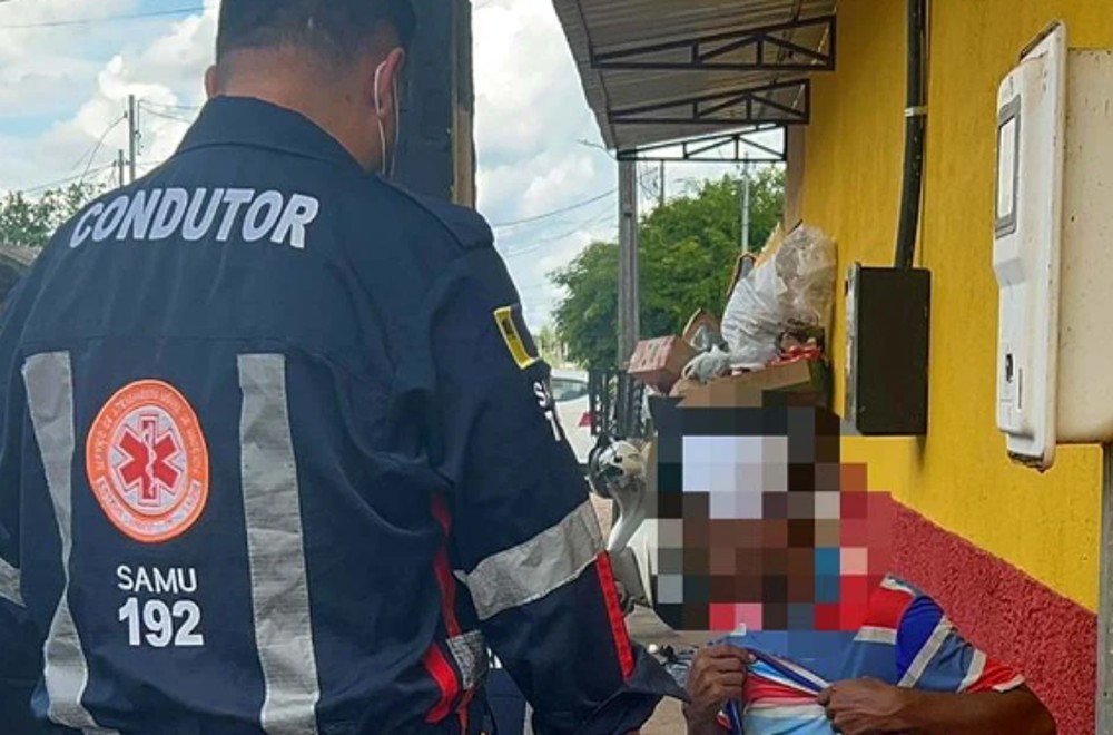Homem pede socorro em comércio depois de ser esfaqueado