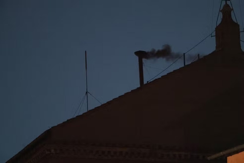 Fumaça preta na Capela Sistina; o que acontece agora?