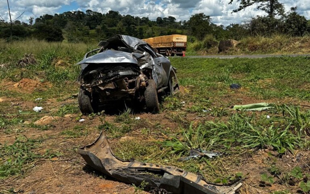 Condutor perde o controle e capota caminhonete na BR-364, entre Jaru e Ouro Preto do Oeste