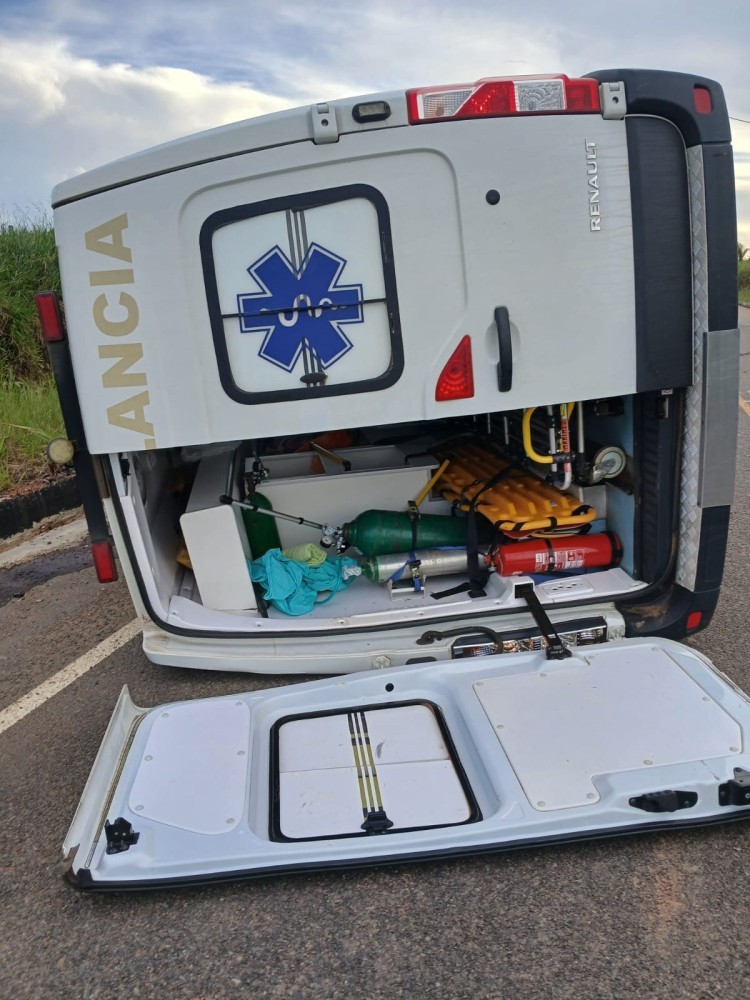 Ambulância de Vale do Anari tomba na RO-257, entre 5° Bec e Ariquemes