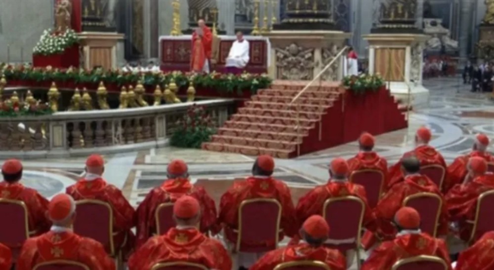 Missa na Basílica de São Pedro inicia conclave que escolherá o papa