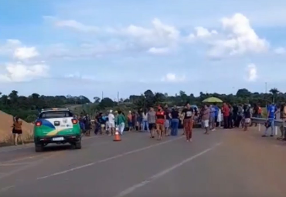 Moradores bloqueiam trecho da BR-364 em Candeias do Jamari