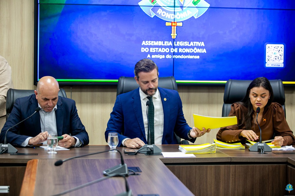 Comissão de Constituição e Justiça realiza reunião ordinária