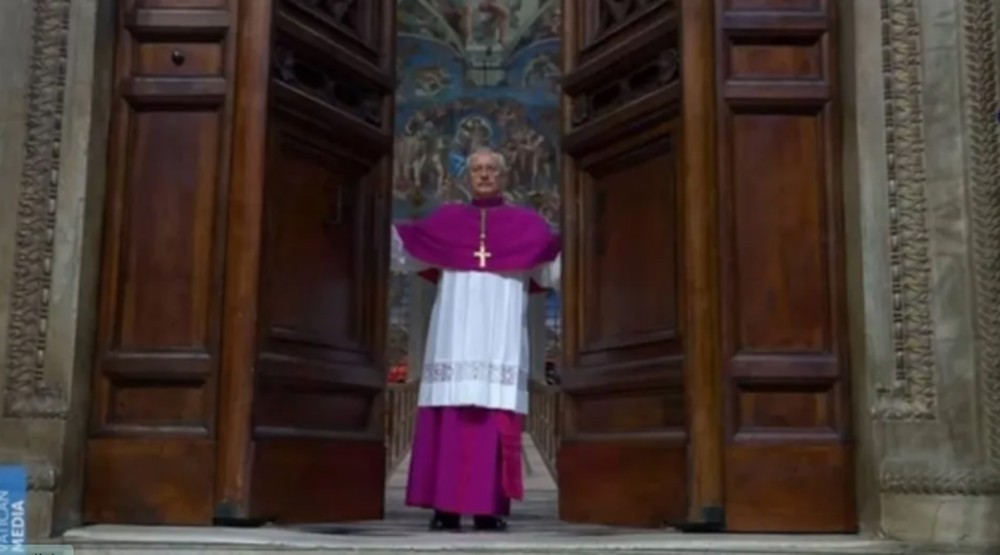 Cardeais se isolam na Capela Sistina para escolha do papa