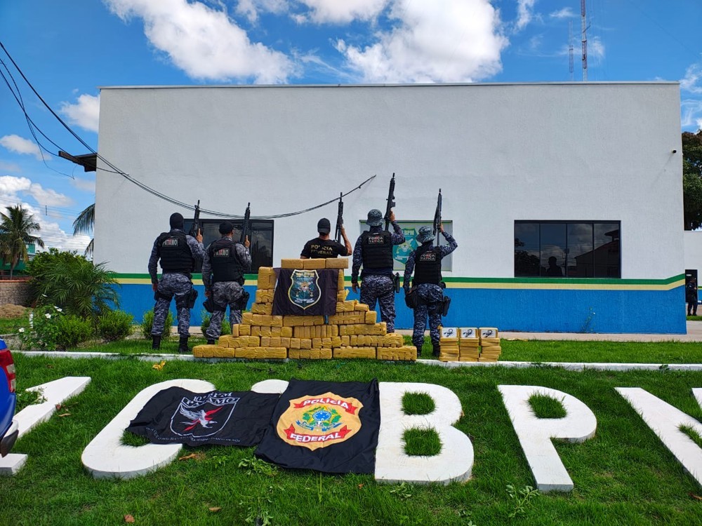 Após denúncia anônima, forças de segurança prendem casal e apreendem 150 kg de drogas na BR-429