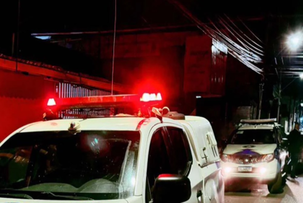 Jovem reage a agressão do namorado e efetua vários tiros contra ele