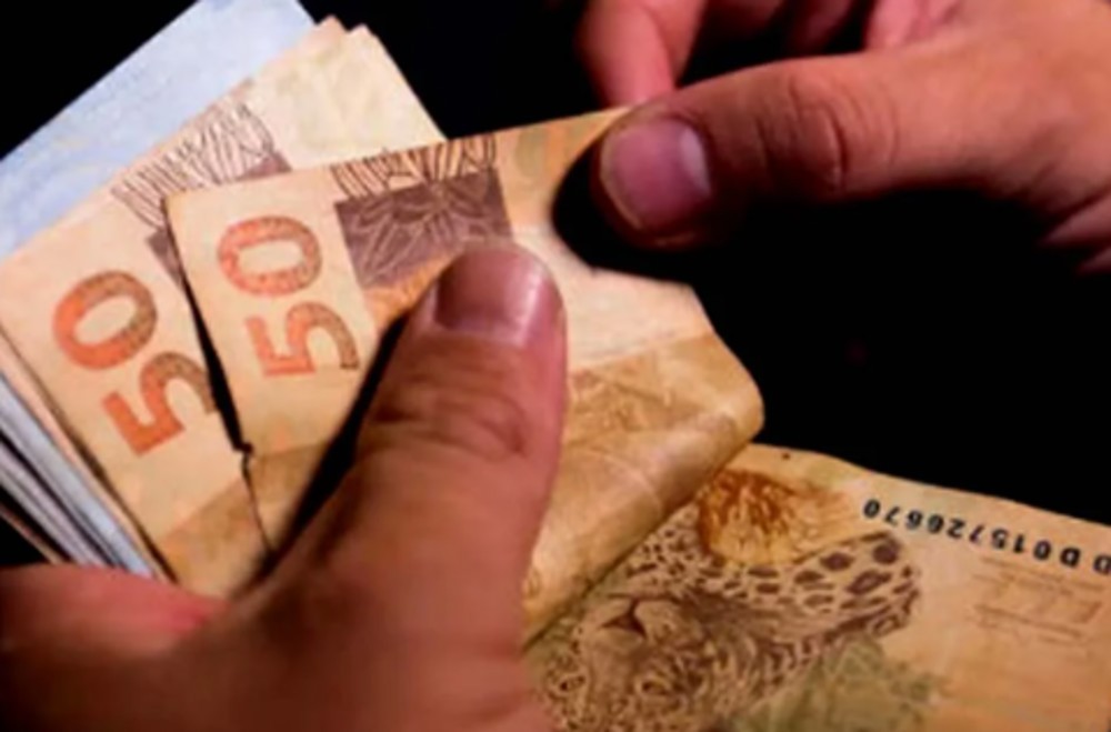 Benefícios sociais garantem rendimento médio recorde de R$ 836 em 2024