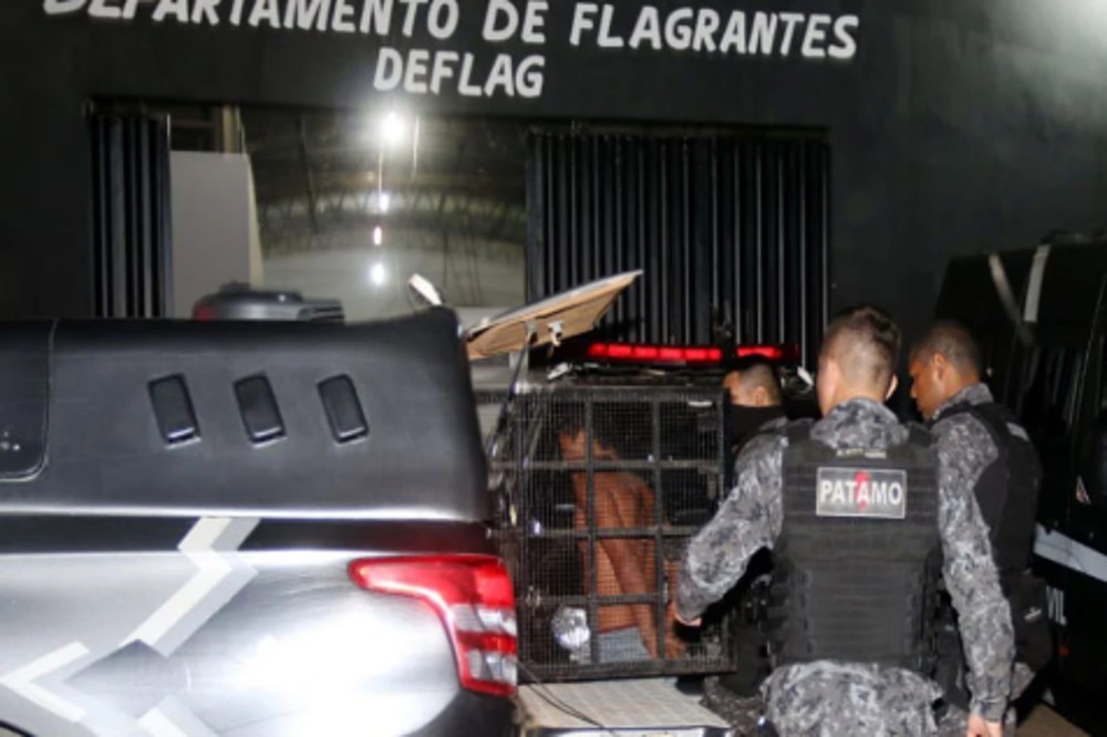 Dupla é detida com caminhonete roubada após perseguição