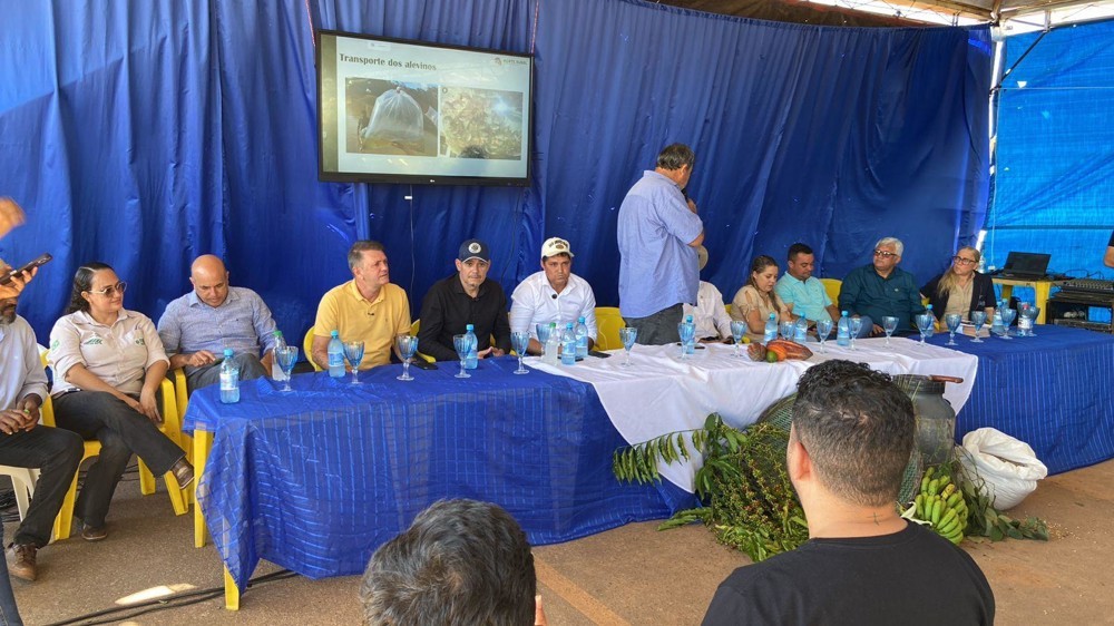 Luizinho Goebel participa do aniversário de Seringueiras e entrega 200 mil alevinos a piscicultores